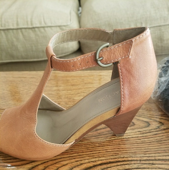 Lot of 4 Pairs of Shoes, Sizes 9-9.5 (boots 7.5) - Picture 6 of 6